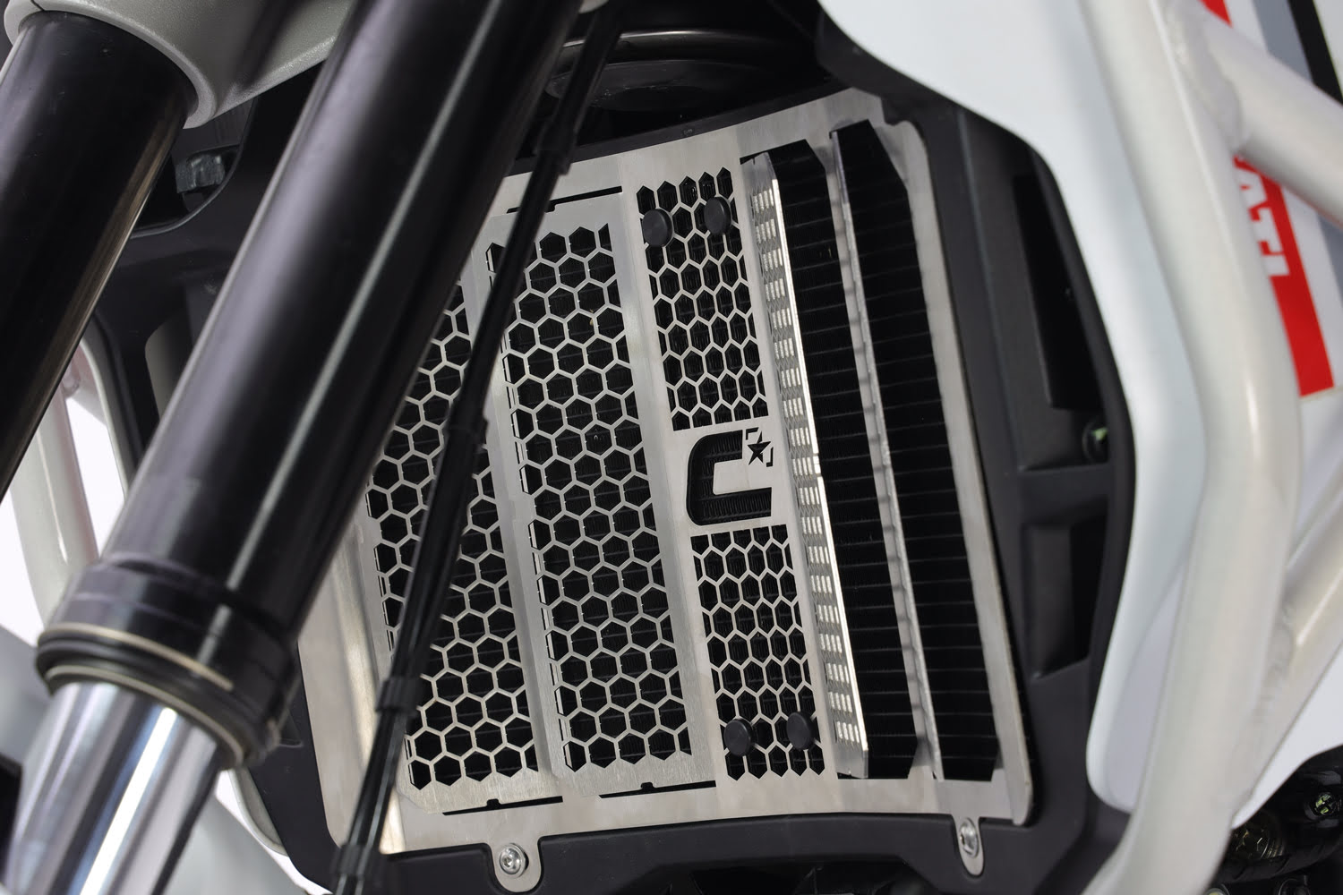 Trail Radiator Protection Grids - 2CP22700850014.JPG